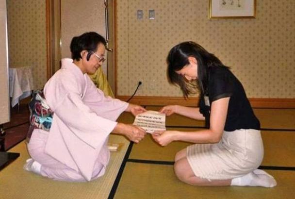 为什么日本女性经常跪坐着是很舒服还是有什么猫腻