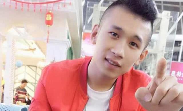 前网红李天佑终于复出了参观最新的工作室给主播打气