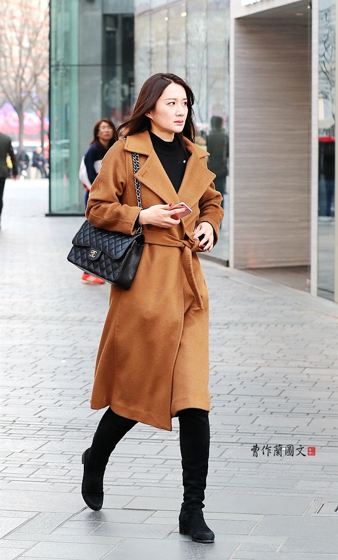 街拍一件有设计感的大衣美女穿得美美的