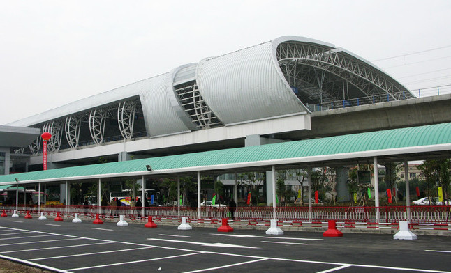 广珠城际铁路主线和支线的换乘站——小榄站