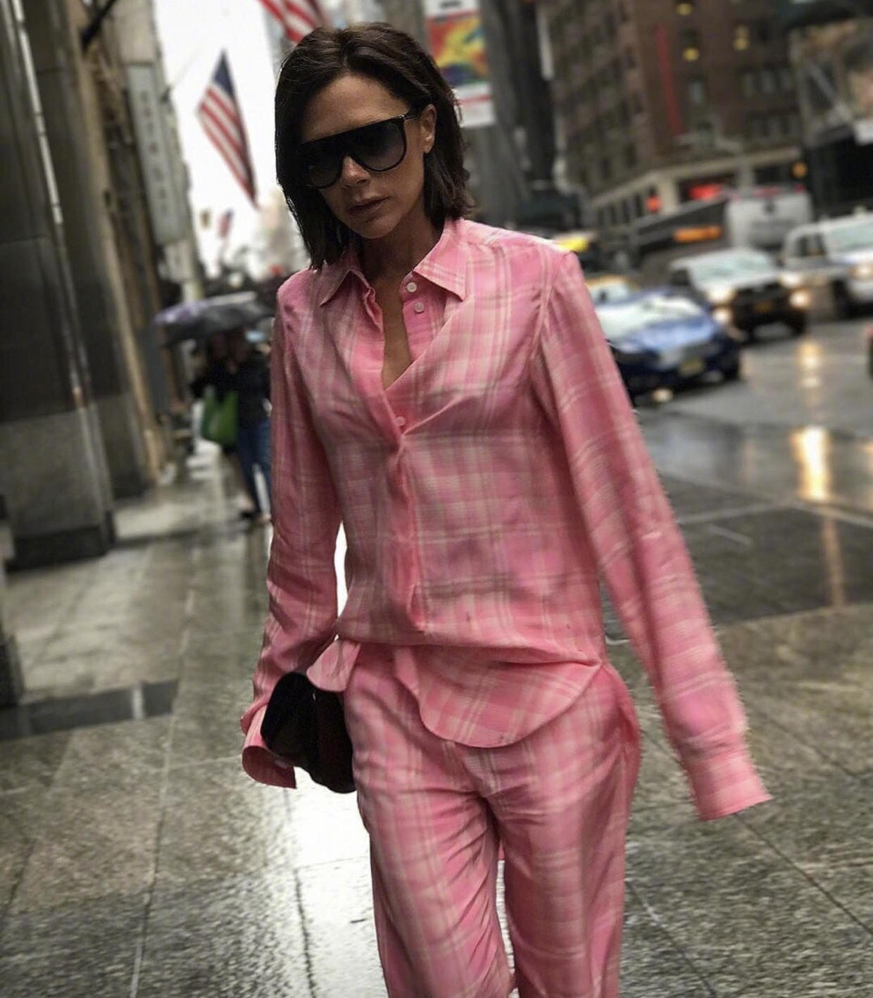 贝嫂维多利亚真会穿黑衬衫配高腰裤干练利落高级精致超有气场