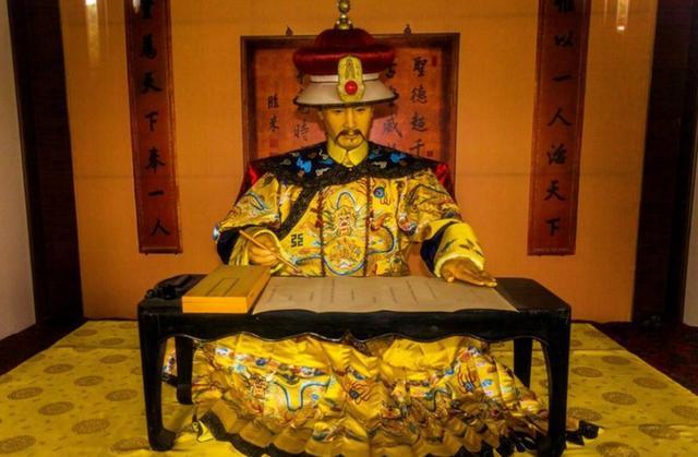 大臣进贡乾隆鼻烟壶,第二天却到了和珅手中