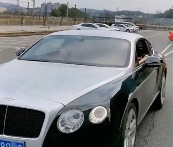 条街上,我拍了一张湖南某公司经理的真车照片,挂着8888品牌的双色宾利