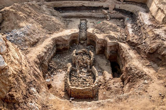 2300年前的古墓被盗,墓中出土一具干尸,专家气愤:盗墓贼太可恶