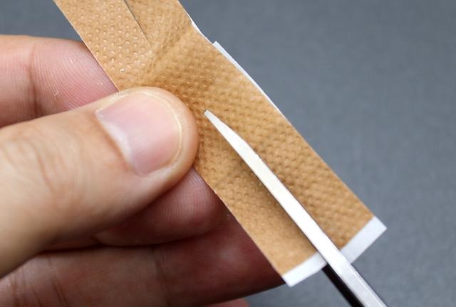 正常的粘贴方法粘贴上去以后,手指弯曲两下创可贴就可能脱落了.