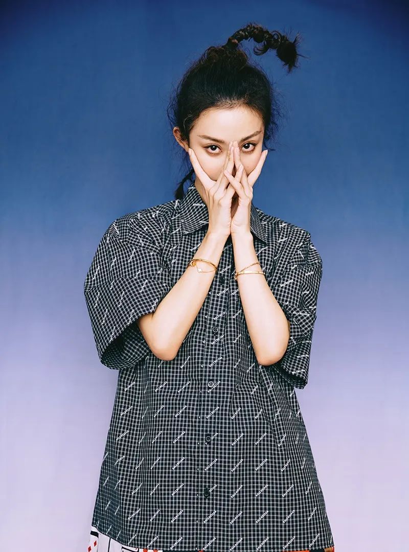 "朱闪闪"厉害了,辣椒辫搭配印花衬衫,又美又飒十分抢眼|孙佳雨|朱闪闪