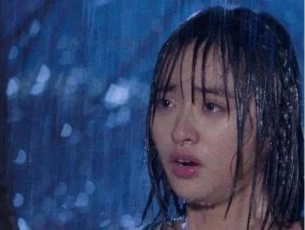 郑爽淋雨戏,鞠婧祎淋雨戏,热巴淋雨戏,看到沈月:确定是女主?