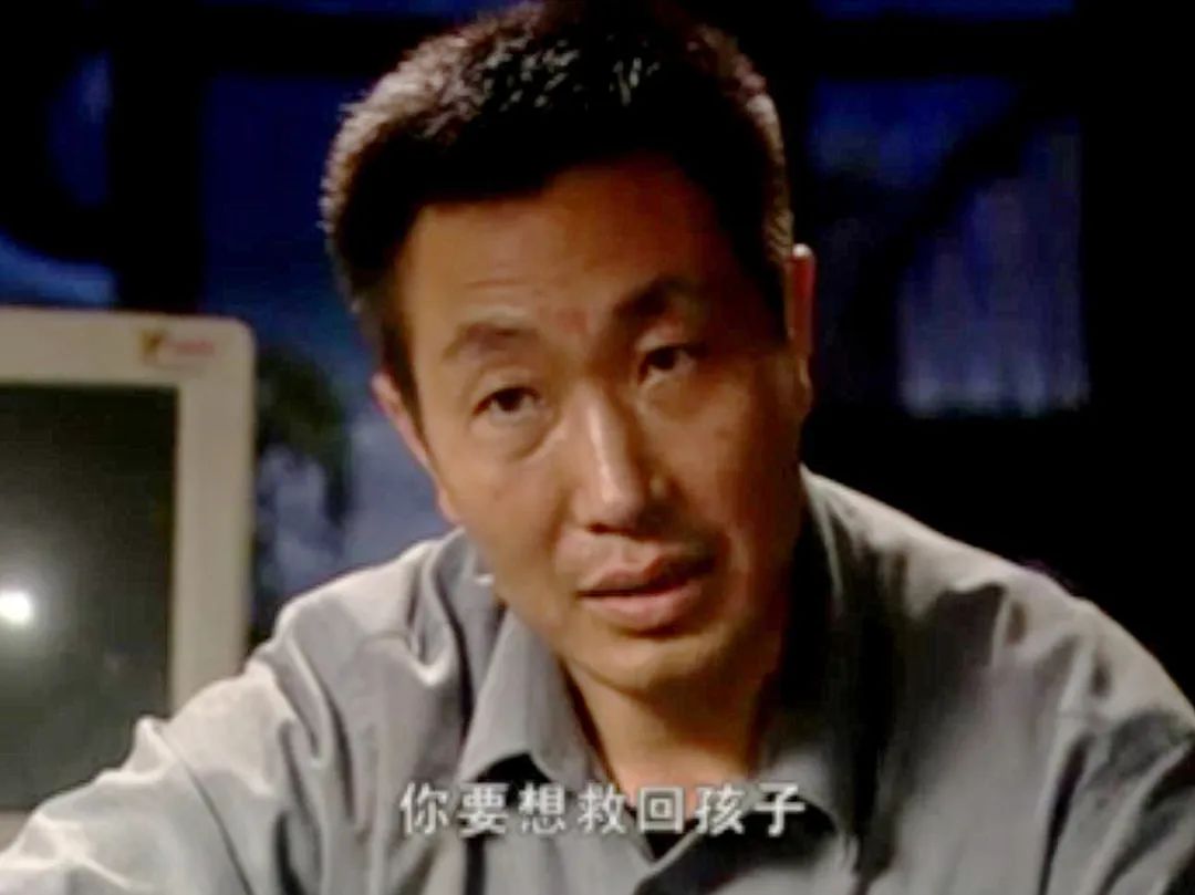 他塑造警察有一手,除了《大赢家》中的局长,他曾在《玉观音》中饰演的