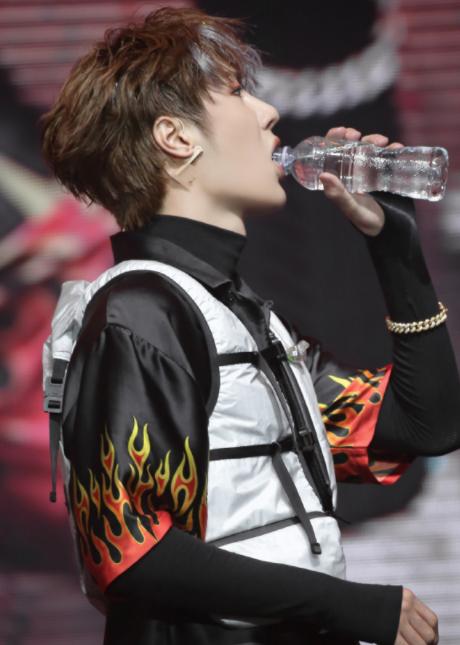 有种"炫富"叫王一博喝矿泉水,一小瓶就得2000元