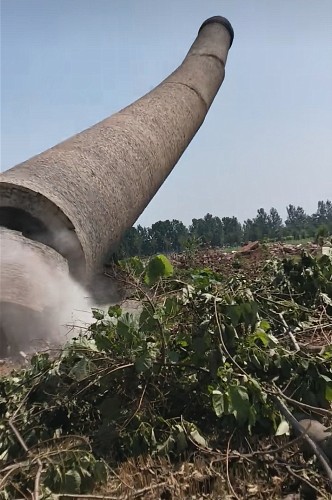 一个人放倒冲天大烟囱,场面震撼又危险,难得一见