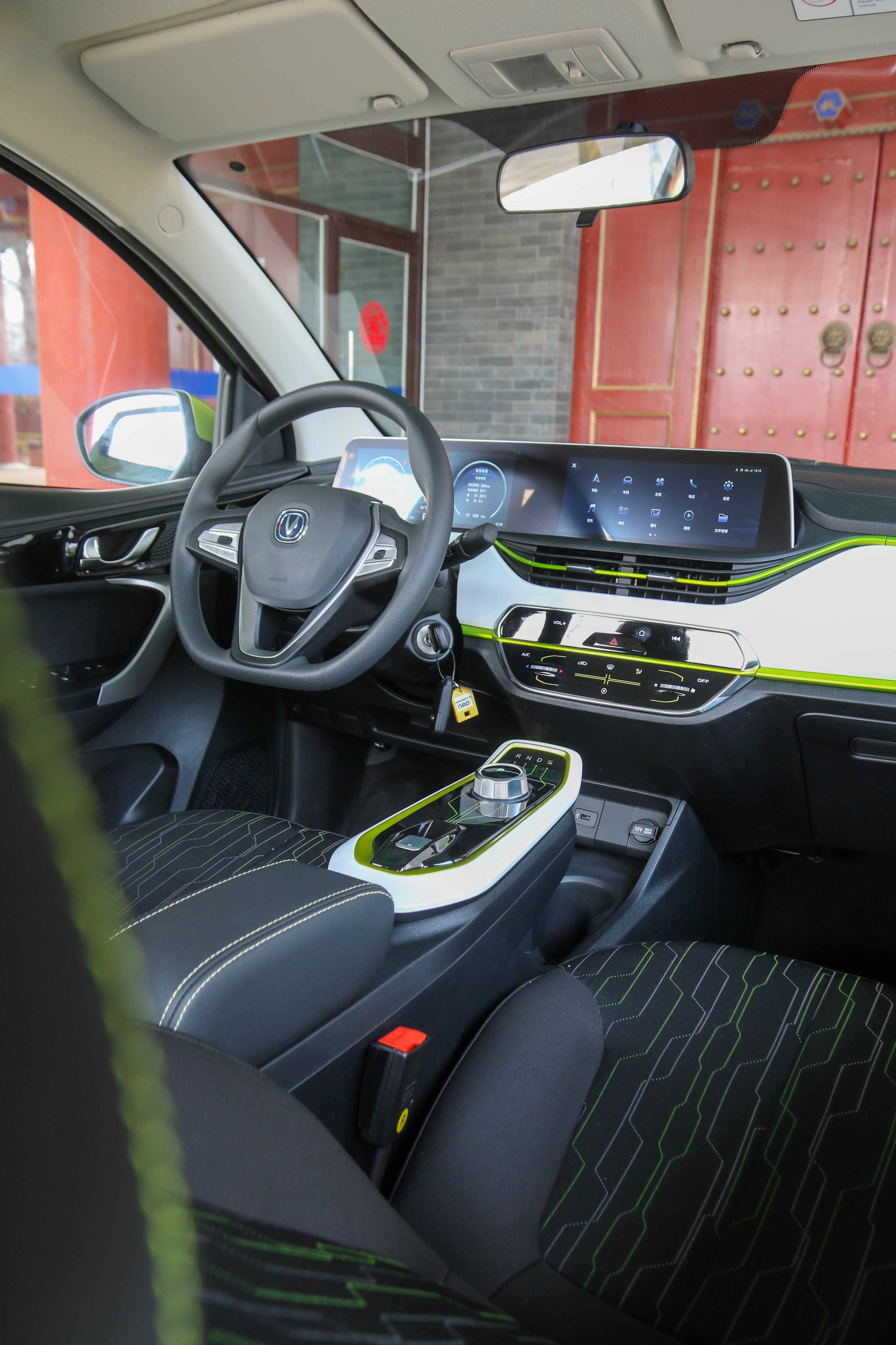 和外观大胆的设计风格比起来了,长安新能源奔奔e-star的内饰则稍显