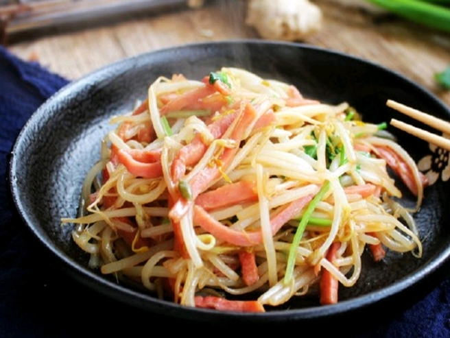 火腿丝炒豆芽,荤素搭配,不至于太过寡淡,脆嫩爽口,营养翻倍