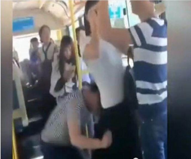 男子公交上假装瞌睡,故意揩油美女,接下来发生的事情太可怕了!