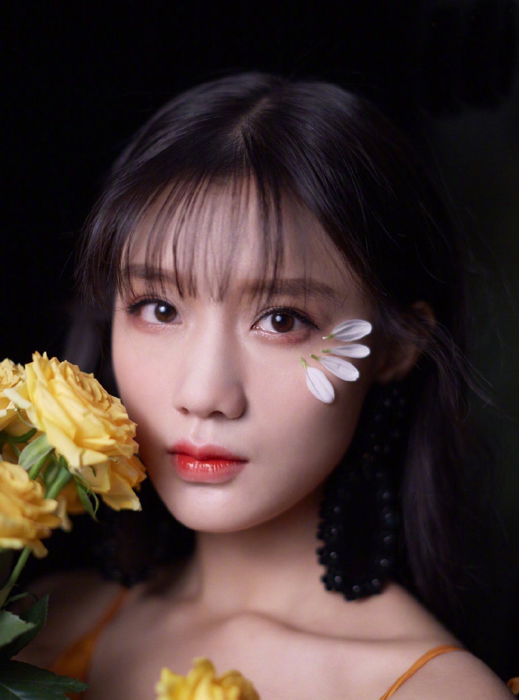 她被《创造101》淘汰,今穿拼接皮衣绑双马尾,秒变摩登小萝莉