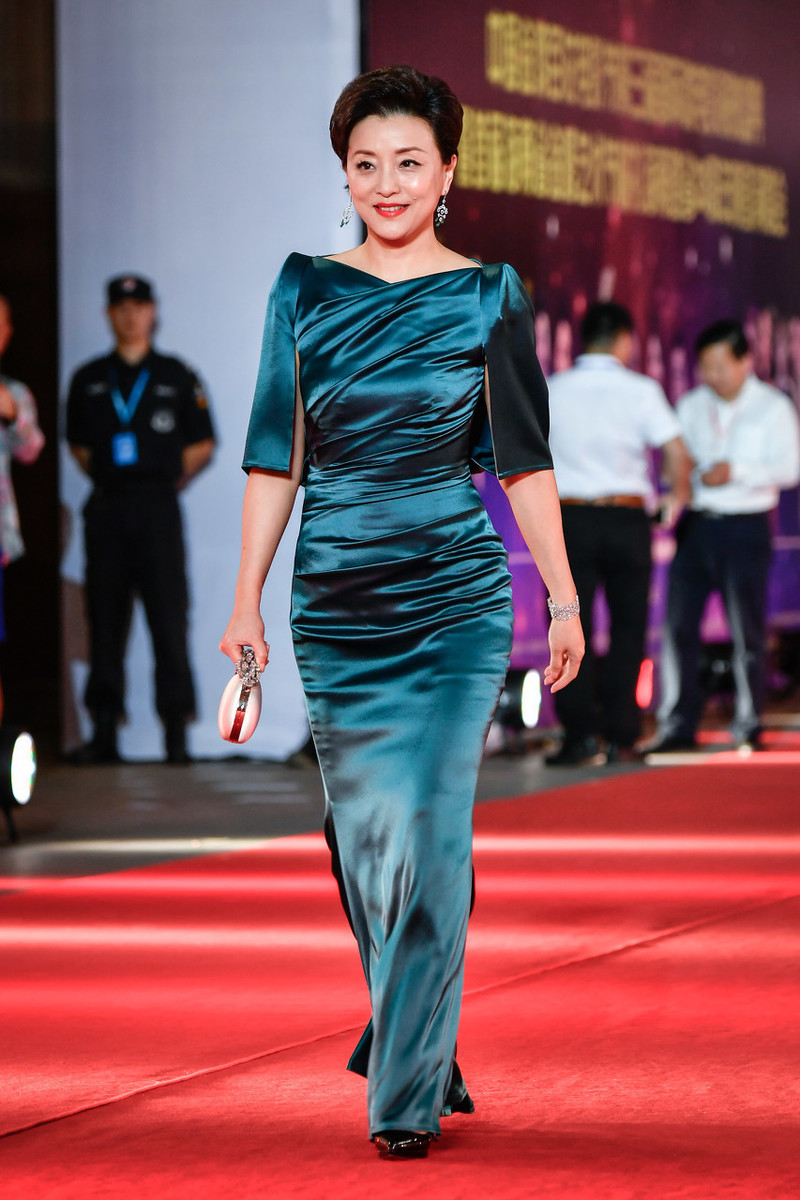 身穿蓝色连衣裙端庄大气,时尚精致又不失温柔优雅