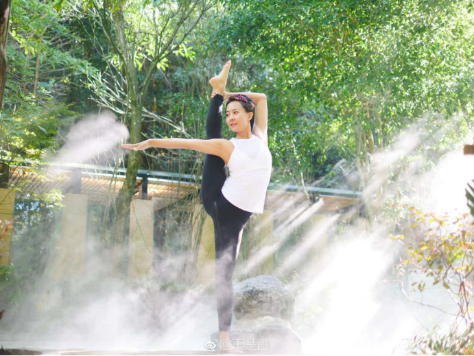 颇有韵味看王楚函练瑜伽像欣赏一幅灵动的山水画