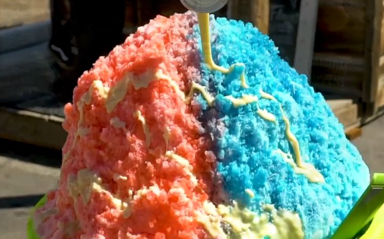 老外自制100磅超大号冰淇淋,和女友吃的太过瘾,不怕吃坏肚子?