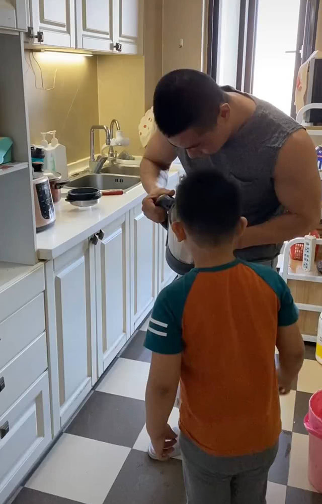 爸爸健身喝"鸡胸汁",儿子见了也要喝,品尝之后:奥利给