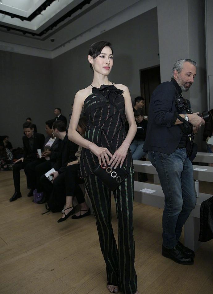 梁洛施气质女神范十足,摩卡波波头配白色连衣裙,阔太范低调温婉