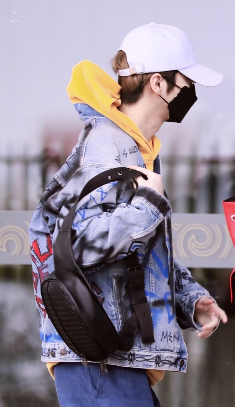 鹿晗正式营业暗撒狗粮穿关晓彤情侣款卫衣亮相给足晓彤安全感