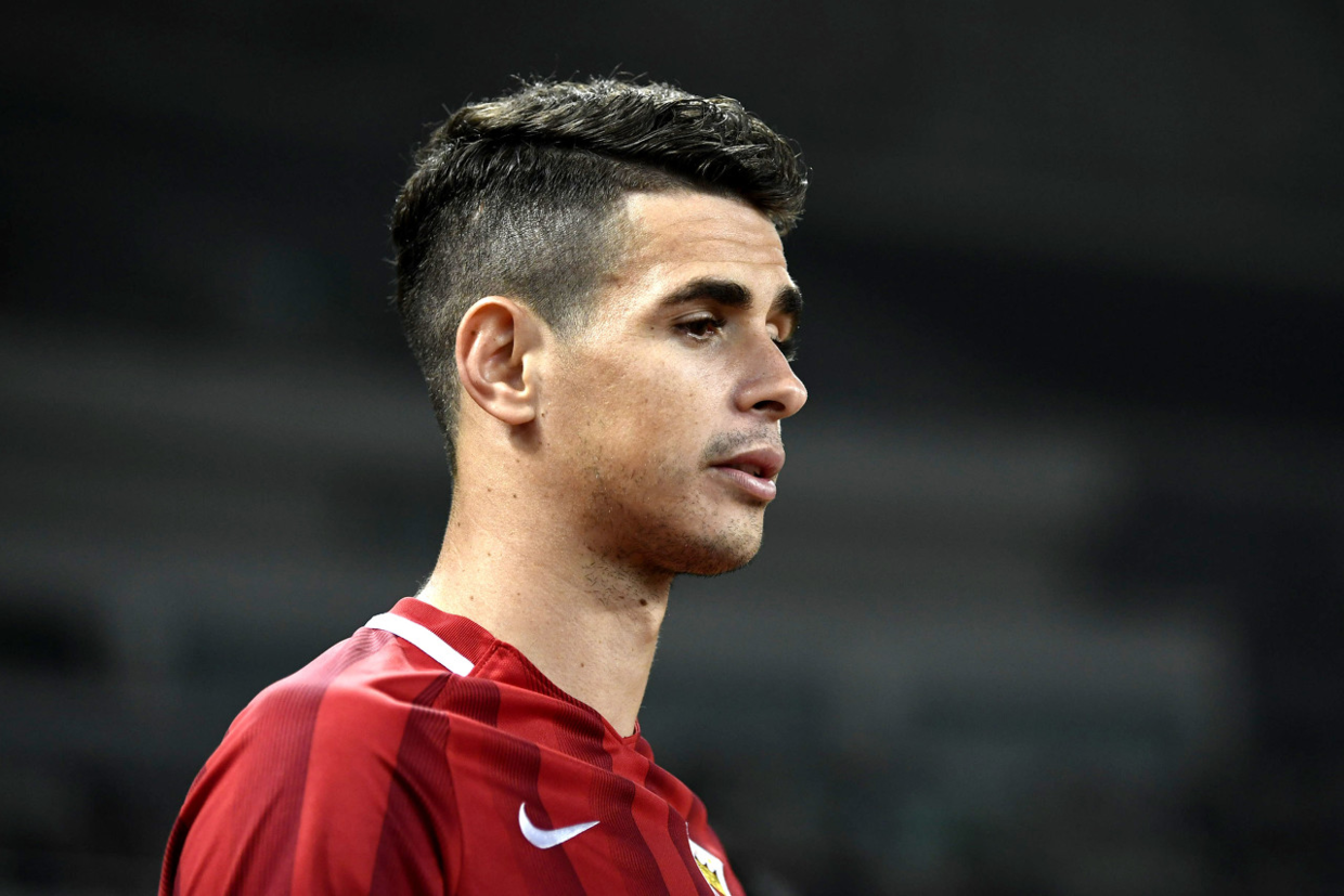 每次都能卡得刚刚好,能压哨签约还能压哨入境