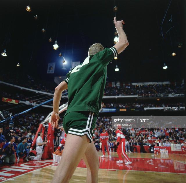 不脱热身服的伯德三分大赛三连冠你们都是来争第二的吗