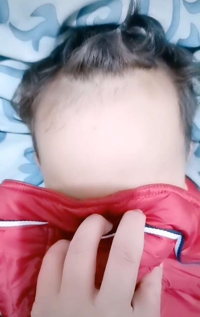 妈妈吐槽女儿额头占整张脸的50%,晒出照片后,网友们一阵错愕