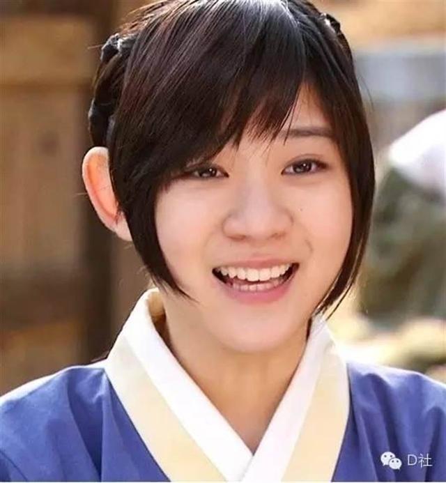 饰演这个牵动人心的「失语症美珠」的小童星,是1998年出生的徐智熙