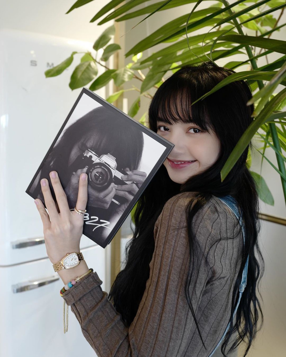 lisa生日晒美照长发披肩笑容元气 发文感谢大家祝福