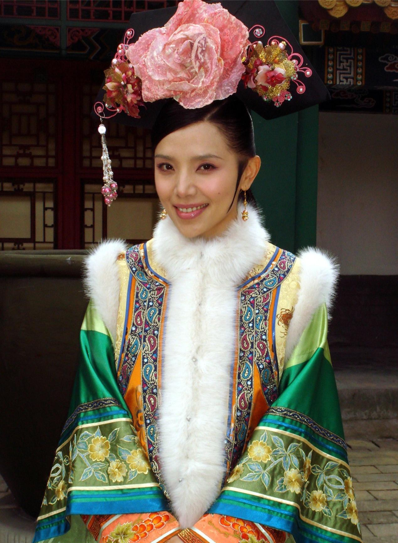 直到2011年,35岁的李佳璇凭借在热播电视剧《甄嬛传》中饰演diao蛮