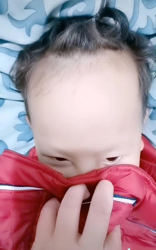 妈妈吐槽女儿额头占整张脸的50%,晒出照片后,网友们一阵错愕