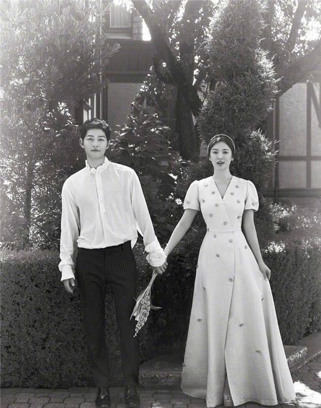 而此后不久,有人爆料称宋仲基出轨同剧组的女演员金玉彬,更被曝出女方