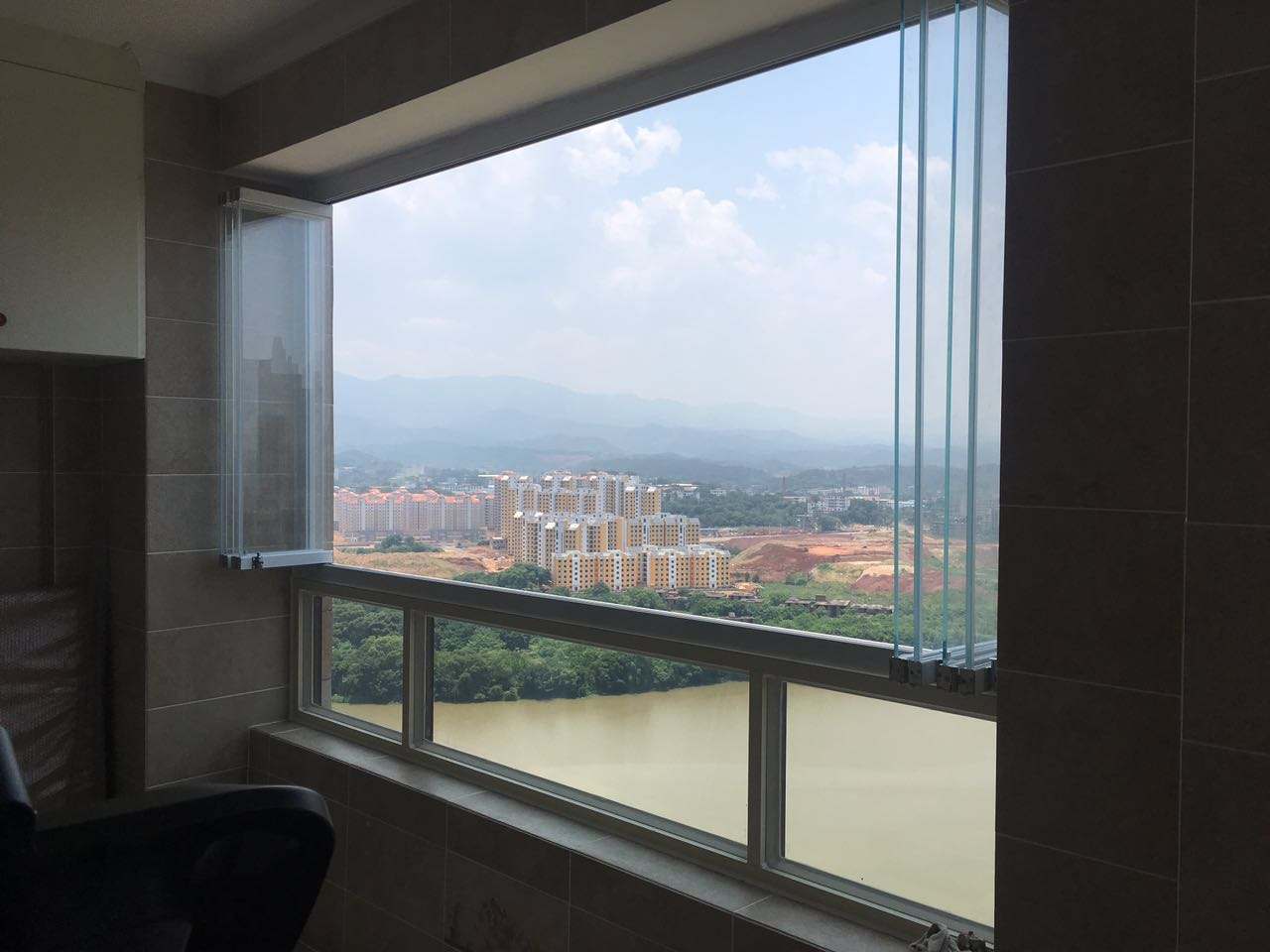 封阳台不要用铝合金窗了,有钱人都用这种替代,懊悔如今才察觉