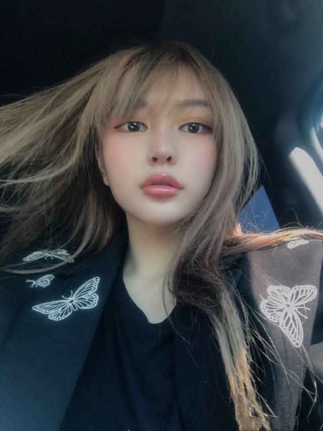 周扬青不贴假睫毛自信晒眼妆,与罗志祥隔空互动后嘴角藏不住笑意