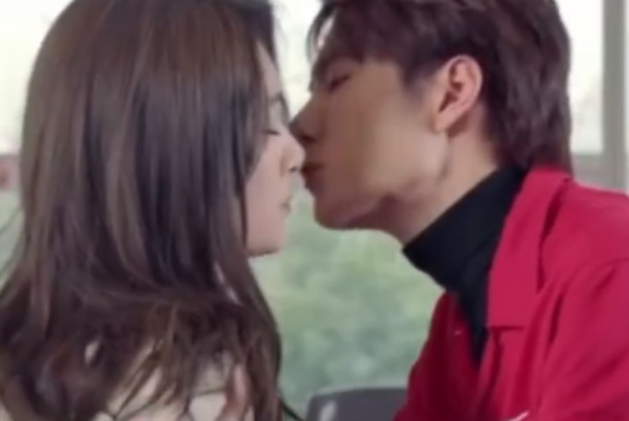 王一博拍吻戏,镜头拉近两人唇部,才知什么叫专业演员的吻技