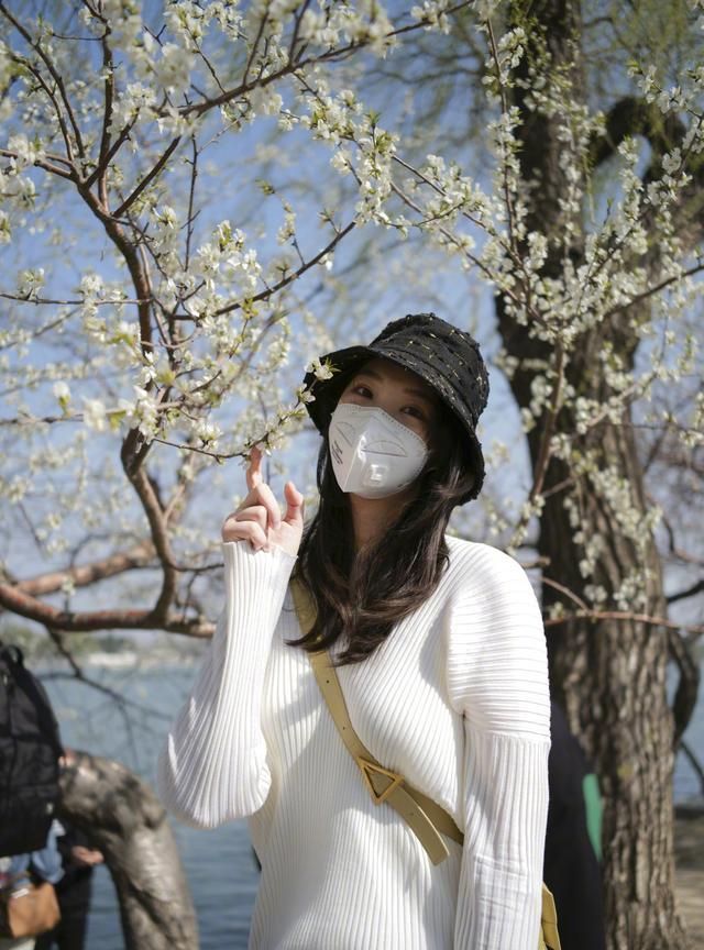 女排第一美女戴着口罩赏花