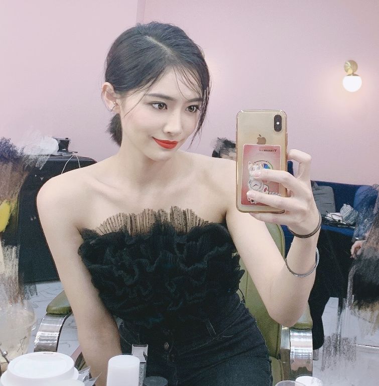 "许佳琪"长发旧照被疯传,素颜比化妆美,男粉:你不出道谁出道