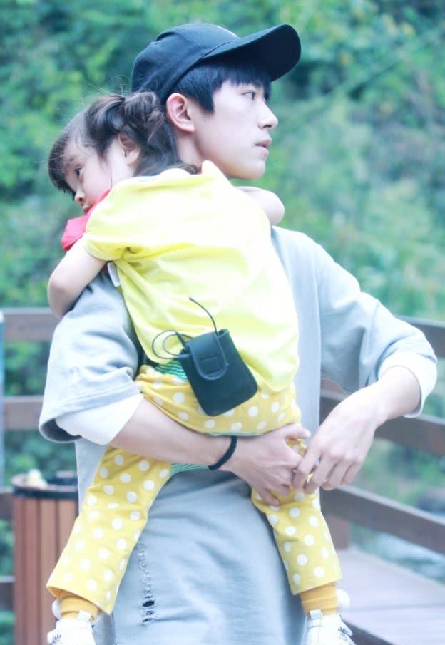 她是被易烊千玺抱在怀里的女孩,今6岁穿起毒汁裤的腿,细如电棒