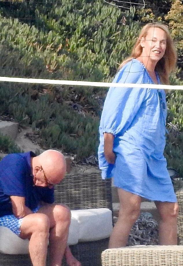 默多克和超模妻子度假竟还带上邓文迪女儿63岁娇妻穿泳衣超性感