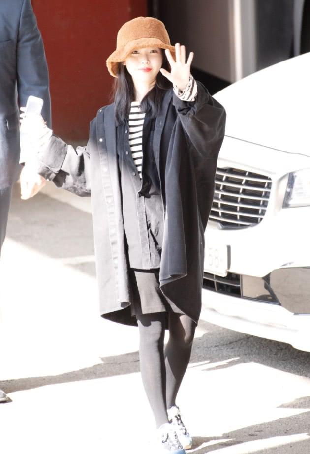 身高162cm的iu,这次走御姐范秀大长腿,"腿精"无疑了!