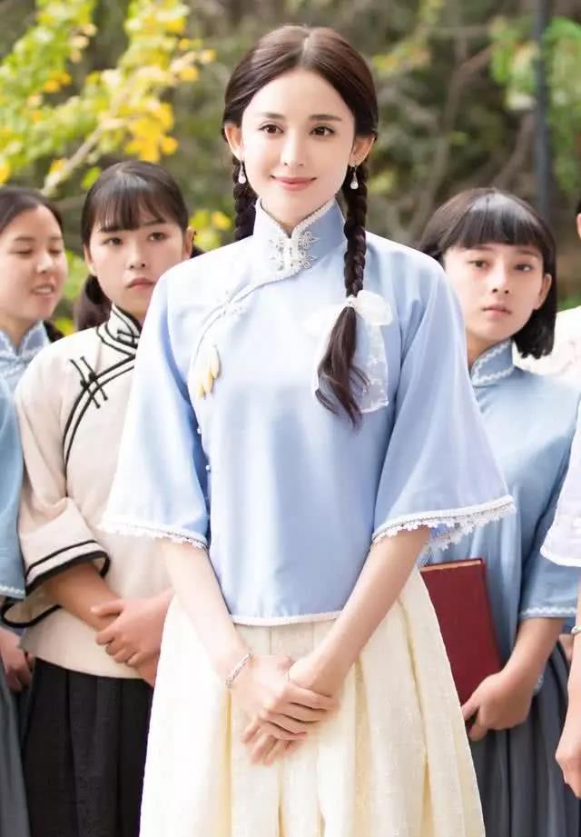 给人一种看不够的感觉,合照中的古力娜扎很别致,在同学中脱颖而出