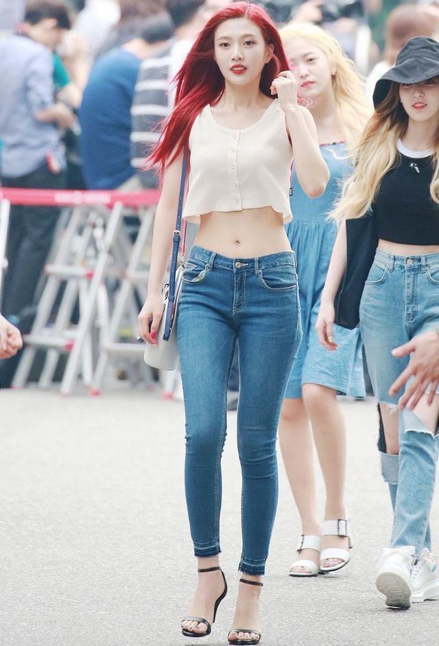 朴秀荣ins晒美照,黑色拼接包臀印花裙,化身复古性感美人