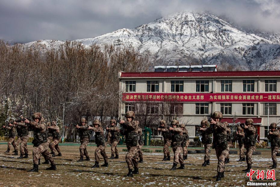西藏军区某特战旅浴"雪"练兵