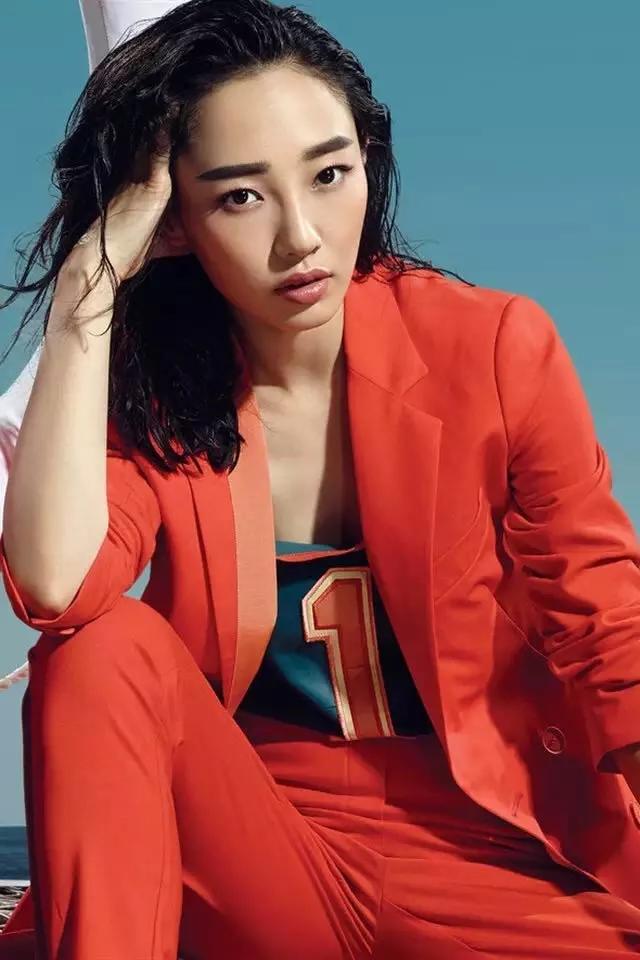 白百何身材真棒,帅气干练,红色嘴唇像樱桃,就是眉毛有点怪