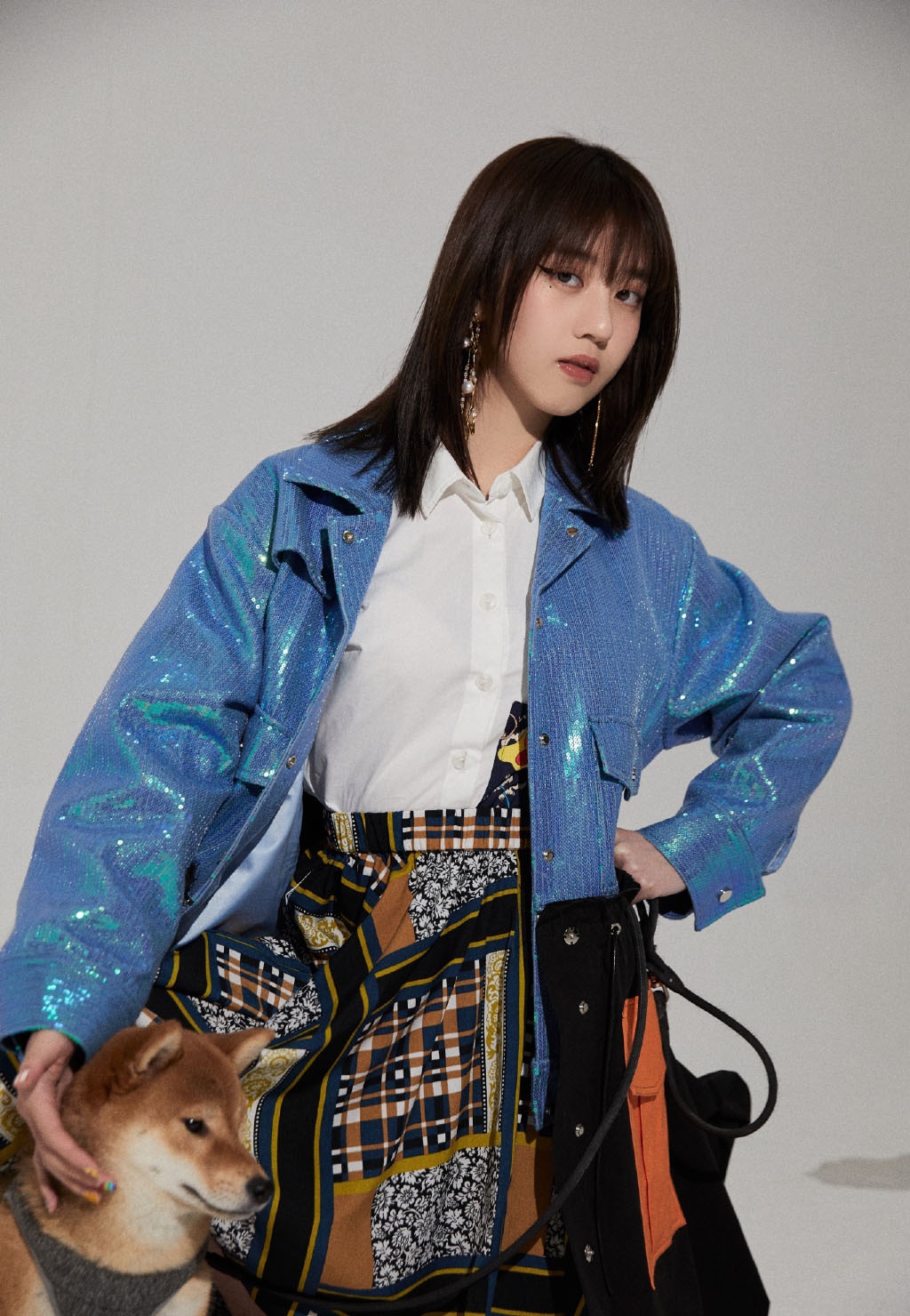 她曾是北电艺考外籍第一,今穿白衬衫搭格纹网纱裙,明亮的复古