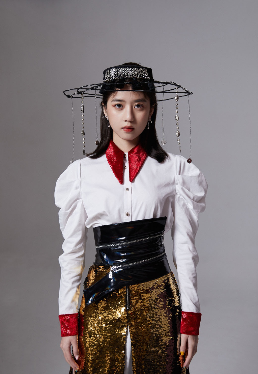 她曾是北电艺考外籍第一,今穿白衬衫搭格纹网纱裙,明亮的复古|李凯馨