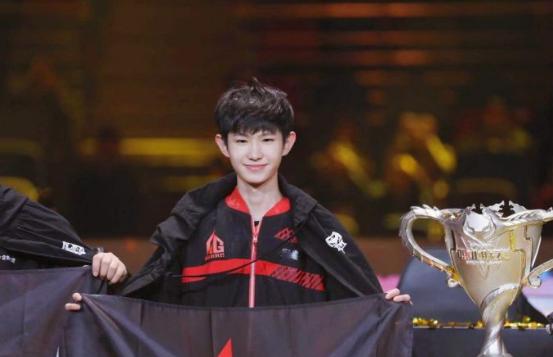 当看着同样是天才少年的花海,首发第一个赛季就拿了冠军,我们也为一诺