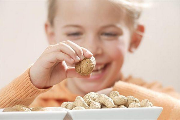 3岁以下小孩吃什么东西最危险?这5类食物,不宜给婴幼儿食用__财经头条