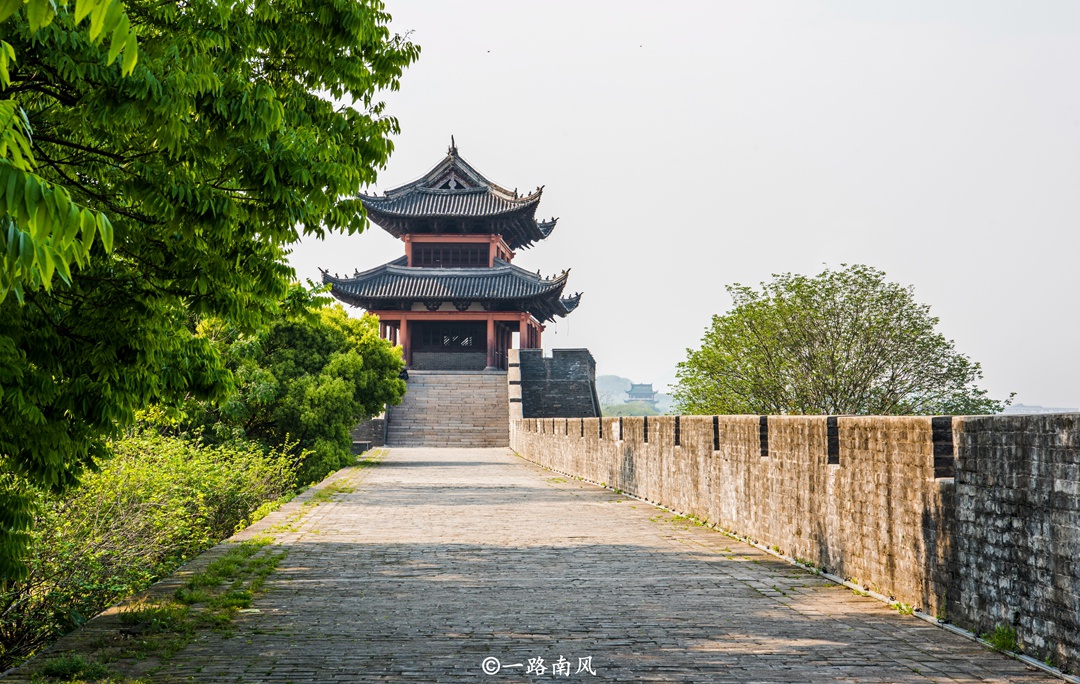 在一般游客的概念里,南昌是江西省最繁华的城市,也是城区规模最大的