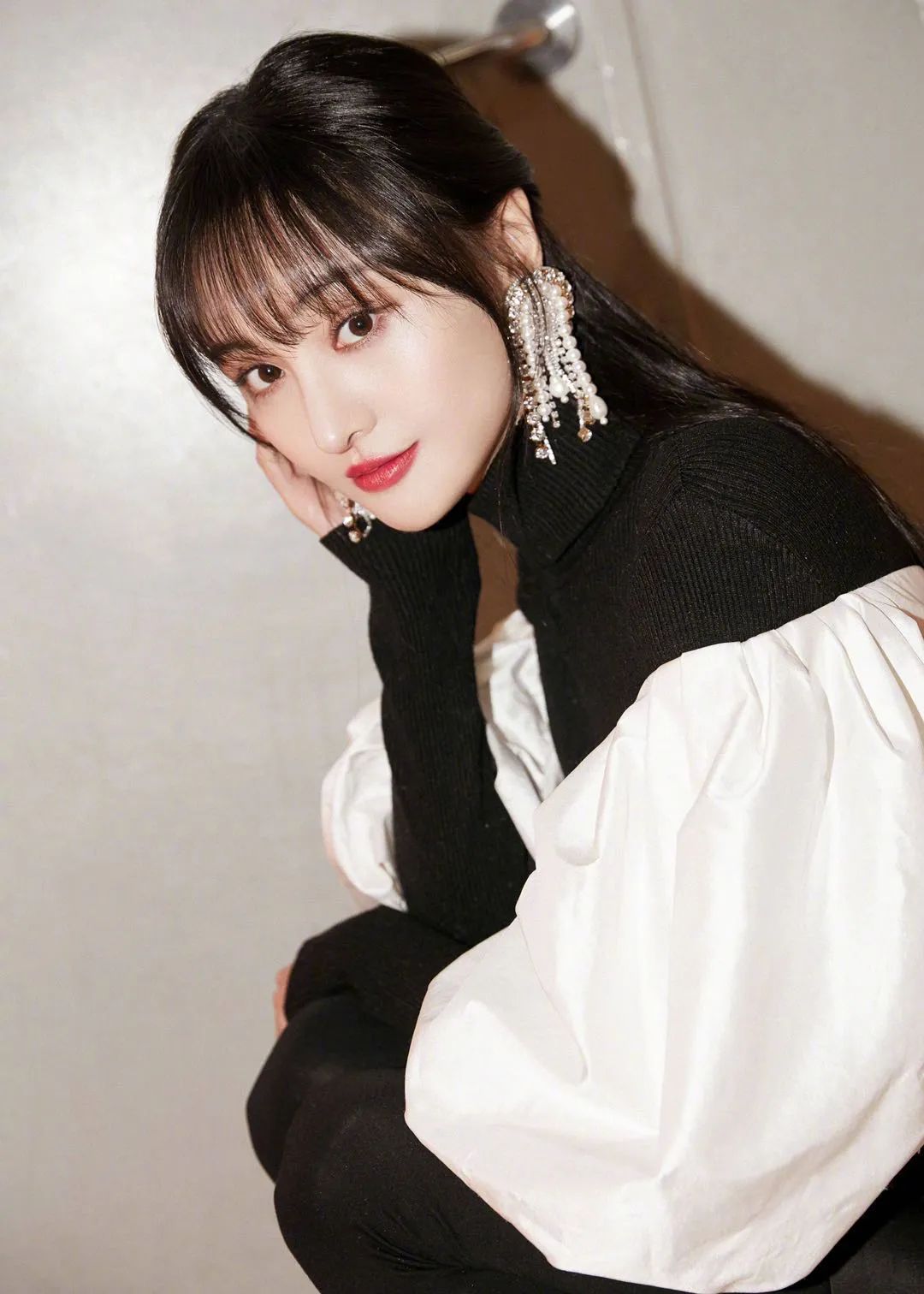 郑爽直播生图,锥子脸变圆脸颜值回巅峰,一笑却龇牙咧嘴太怪异